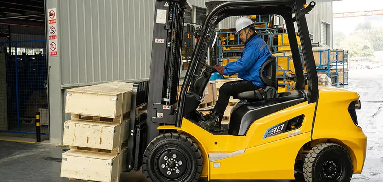 UN F-serie diesel heftruck aan het werk in een magazijn