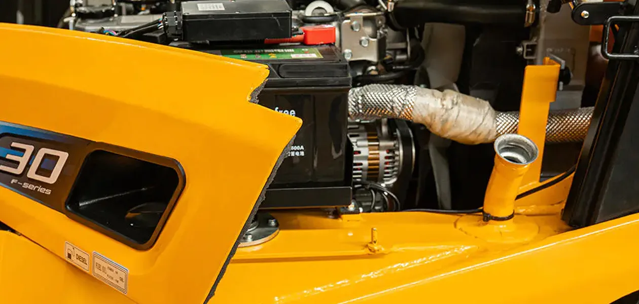 Motorruimte van de UN F-serie diesel heftruck