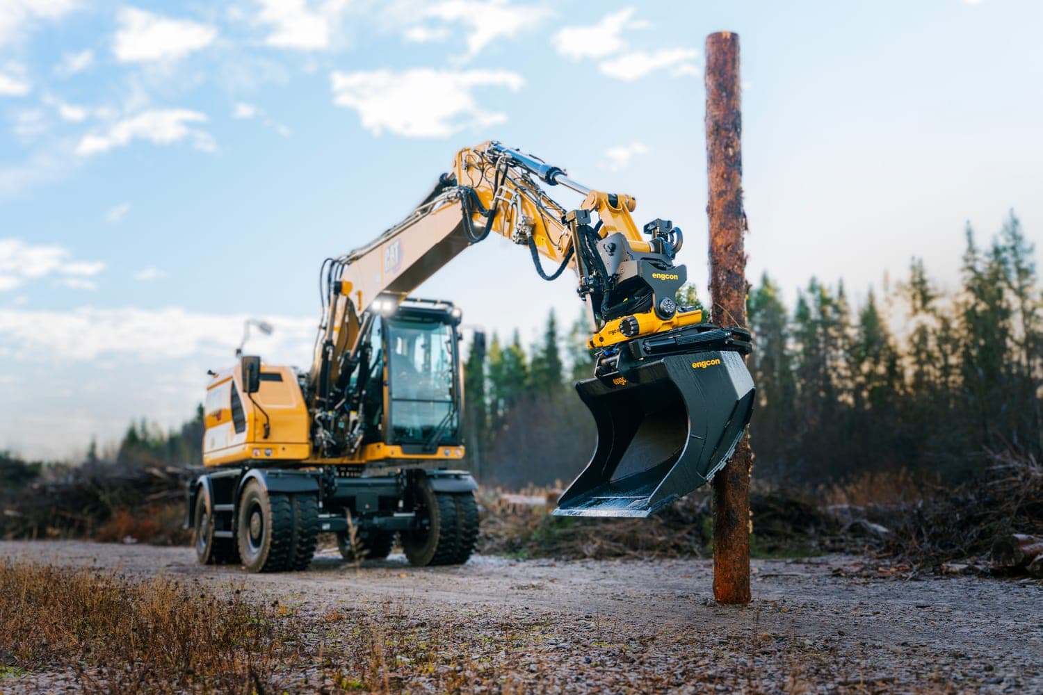 Engcon tiltrotator met grijper op een mobiele graafmachine